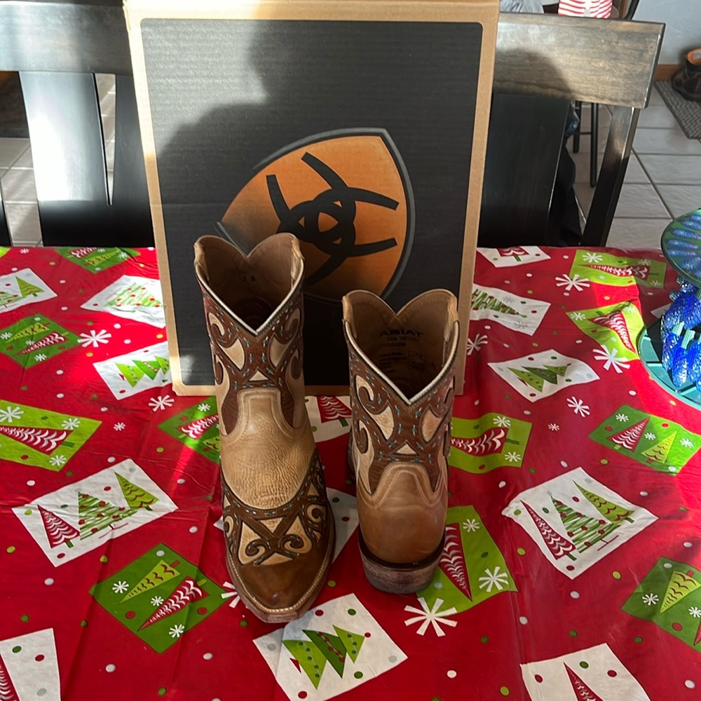 Ariat Rio Oak Barrel leather cowboy boots with teal accents.  Size 9 medium.